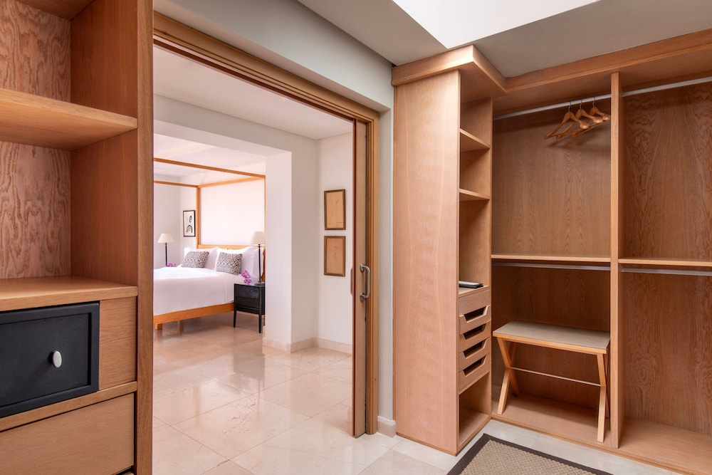 Suite, 2 Bedrooms, Balcony (Ritz Carlton Suite) thumbnail 6