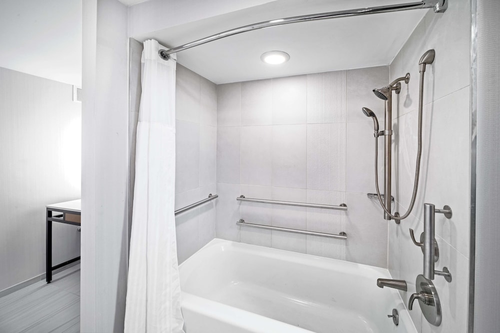 Room, 2 Queen Beds, Accessible, Bathtub - Photo 4