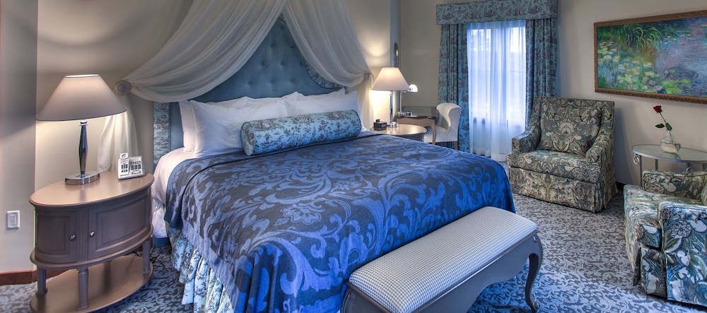 Executive Suite, 1 King Bed, Garden View (Garden View Turret Suite King) photo 1