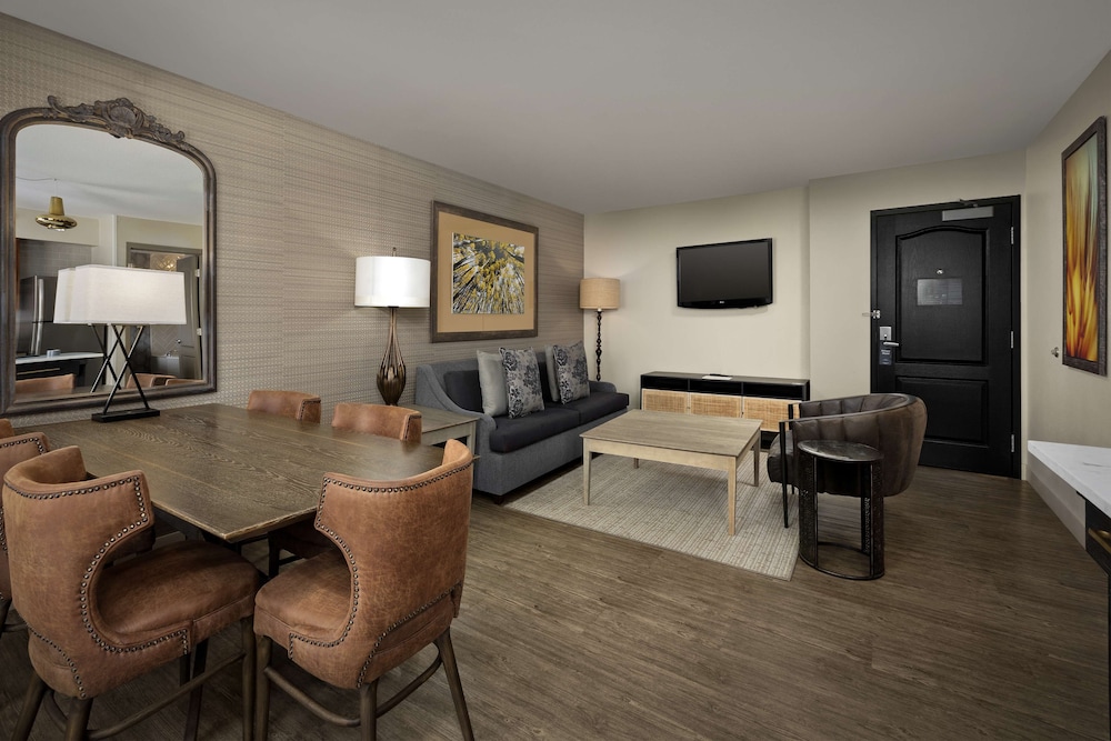 Suite, 1 King Bed, Accessible, Bathtub (Mobility & Hearing)