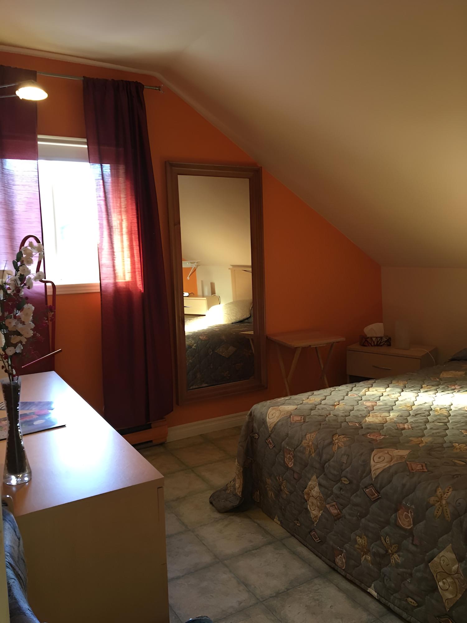 Room, 1 Queen Bed (L'Ombrine) photo 1