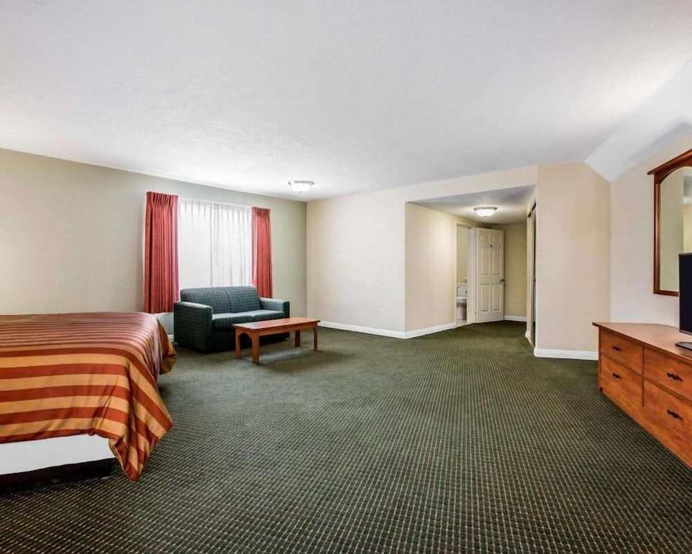 Room, 1 King Bed, Non Smoking - Photo 6