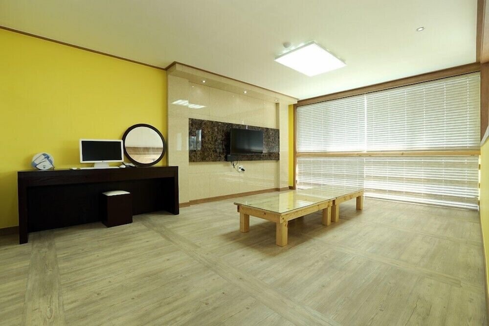 Room (502) photo 1