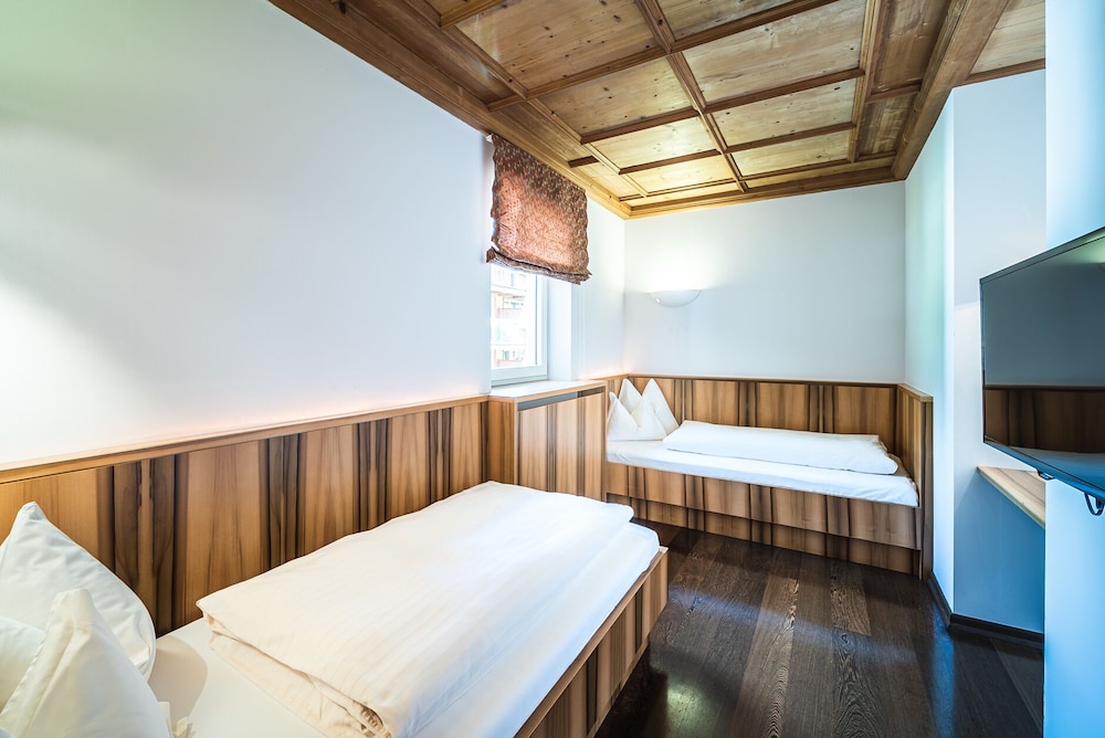 Luxury Suite, 2 Bedrooms, Bathtub, Mountain View
