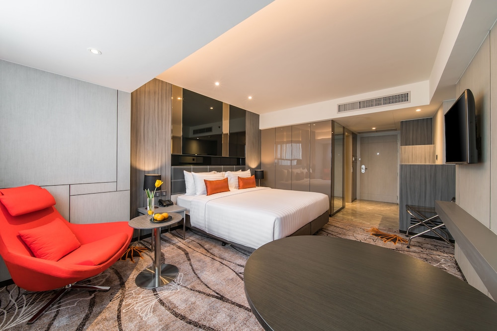 Standard Room, 1 King Bed (Premium) photo 3