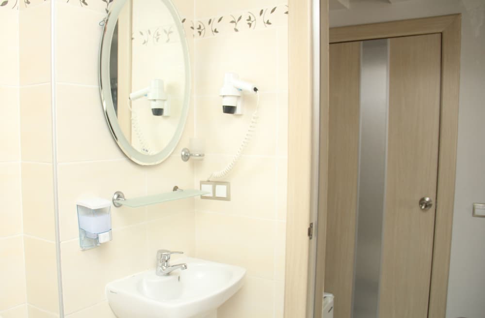 Standard Triple Room, 3 Twin Beds, Smoking, City View photo 2