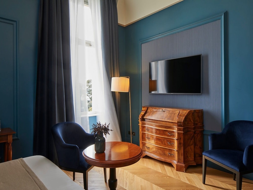 Double Executive Room (lake view) - Photo 3