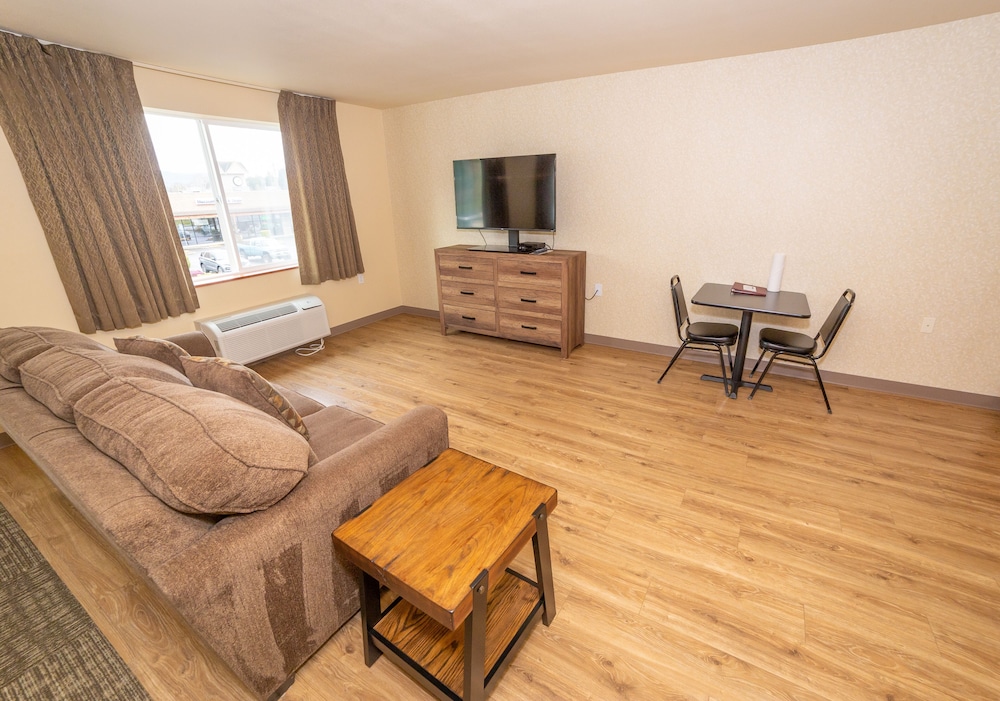 King Bed with Kitchenette (Pet Friendly) photo 1