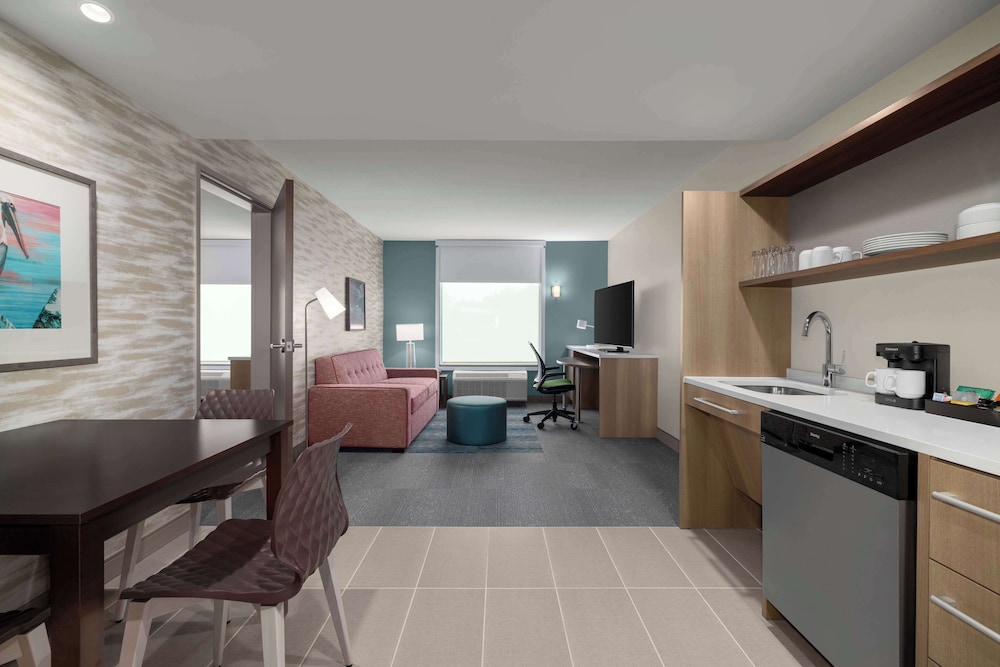 Suite, 1 King Bed, Accessible (Roll-In Shower) - Photo 2