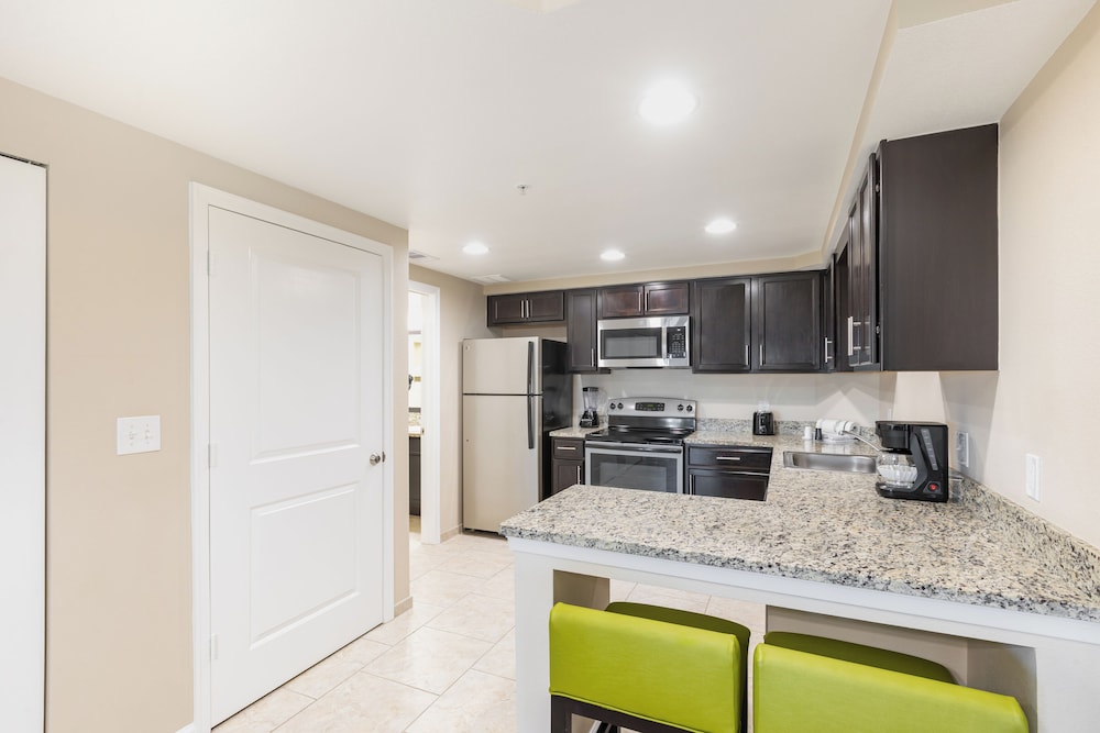Deluxe Two Bedroom Suite, Pool View - Photo 10