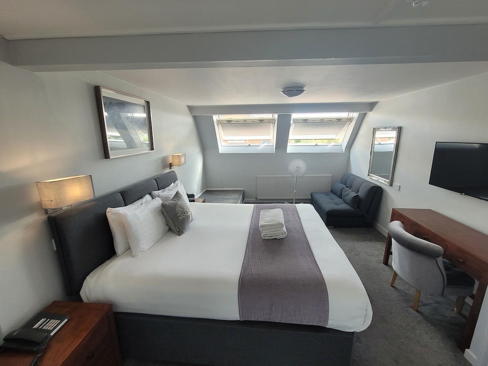 Queen Family Room