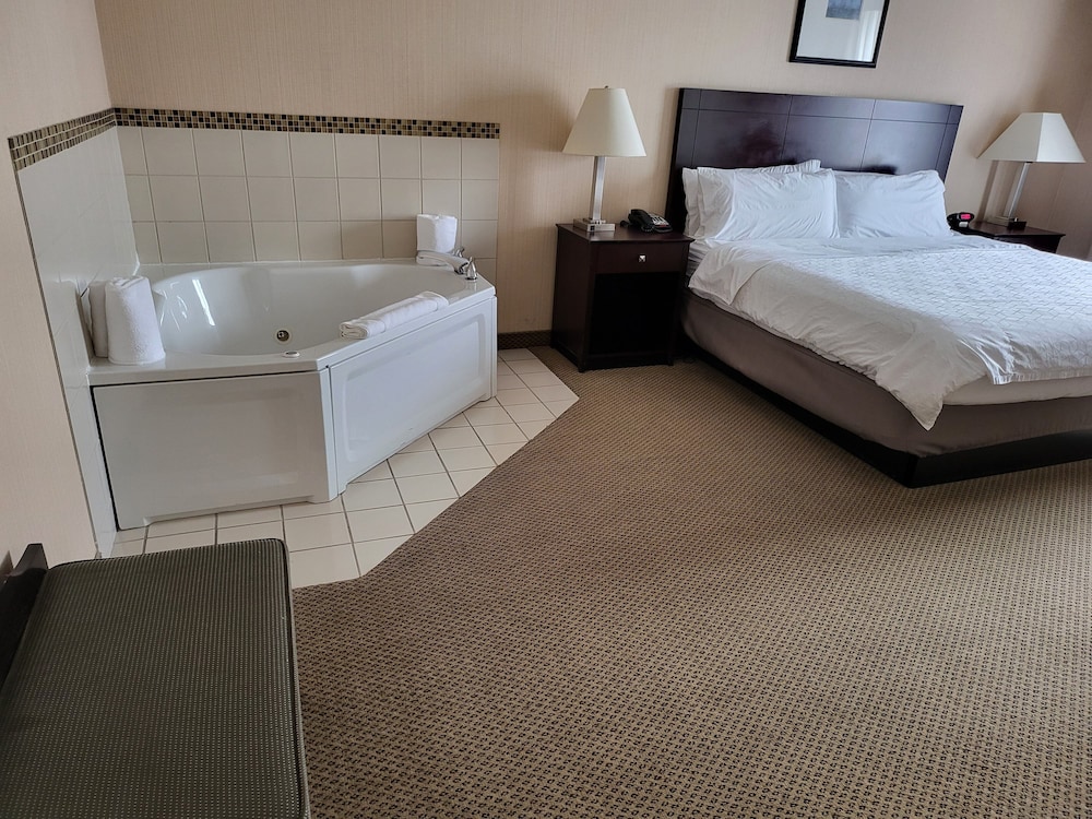 Suite, 1 King Bed with Sofa bed, Jetted Tub photo 3