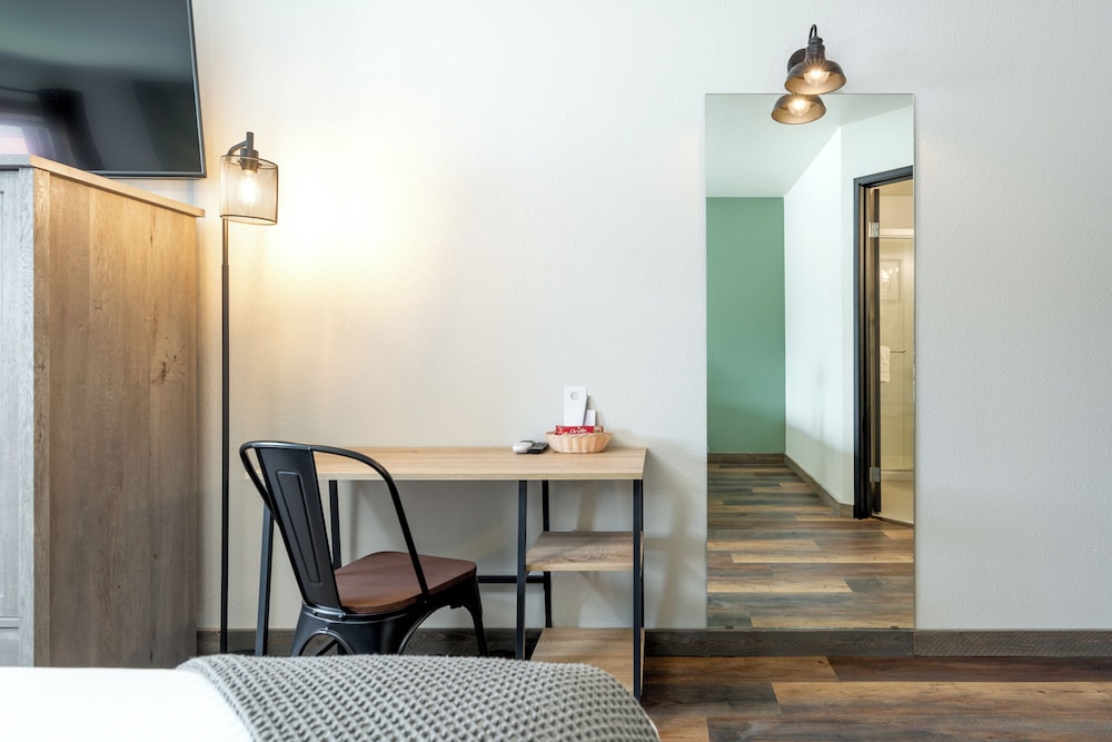 Premium Room, 1 King Bed, Non Smoking - Pet Friendly photo 3
