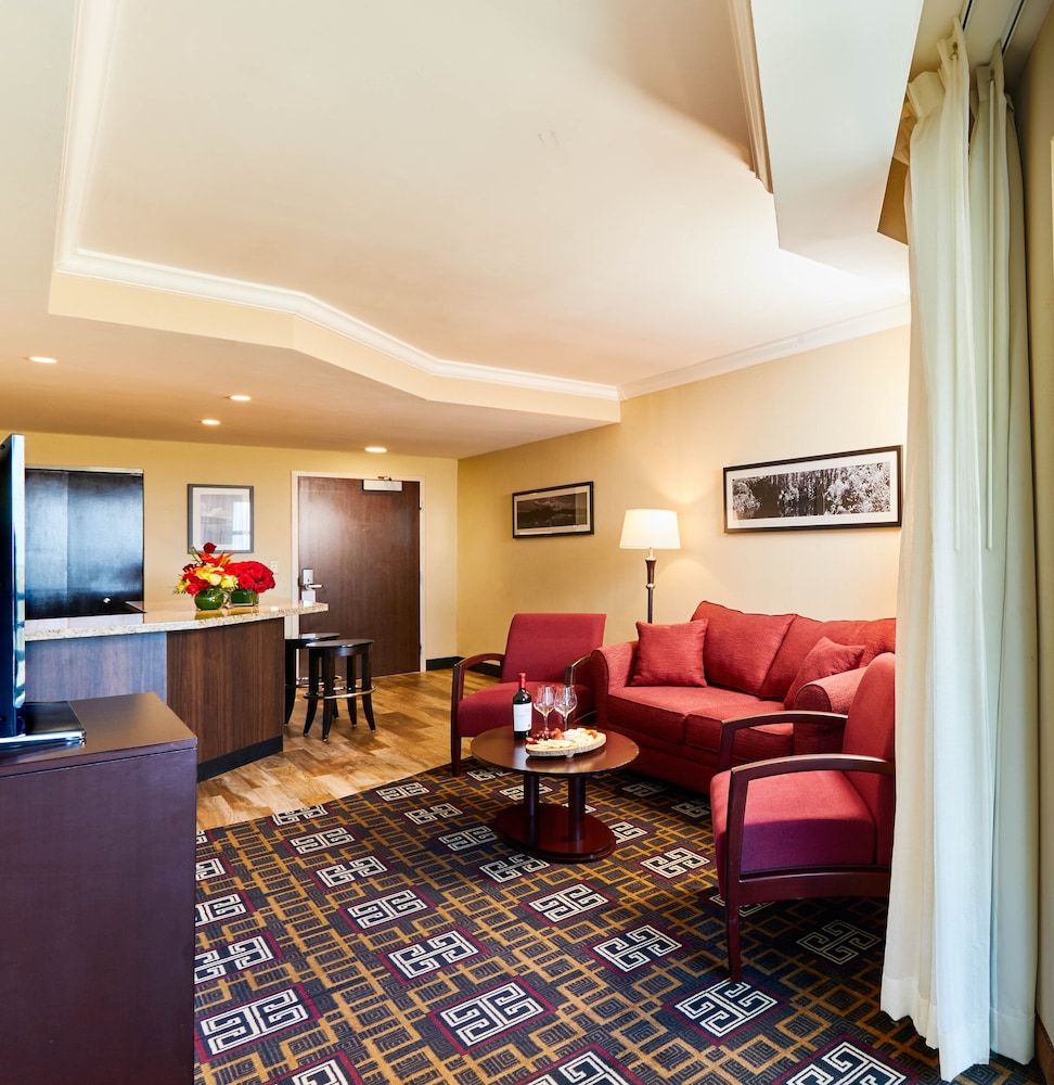 Deluxe Suite, 1 King Bed with Sofa bed photo 1