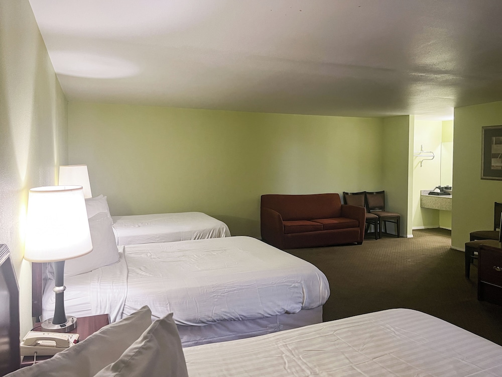 Deluxe Room, Multiple Beds, Non Smoking, Refrigerator & Microwave photo 2