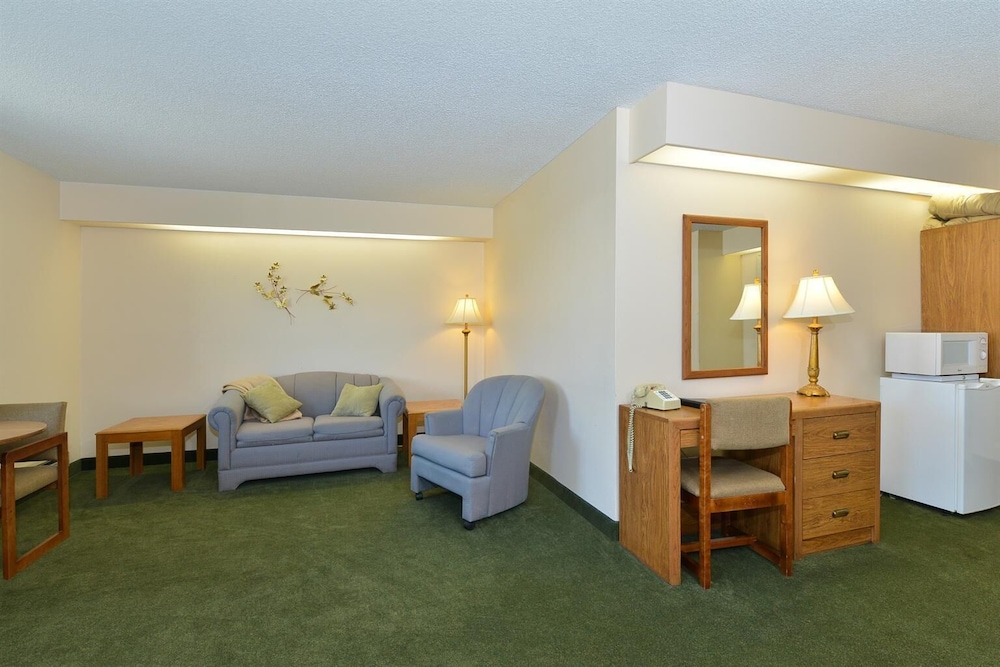 Suite, 1 Queen Bed, Non Smoking (Mt. Grinnell) photo 2