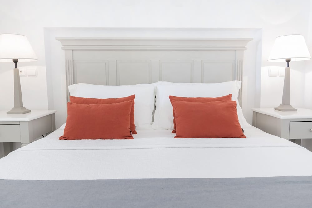 Deluxe Suite, 1 Queen Bed, Garden View photo 2