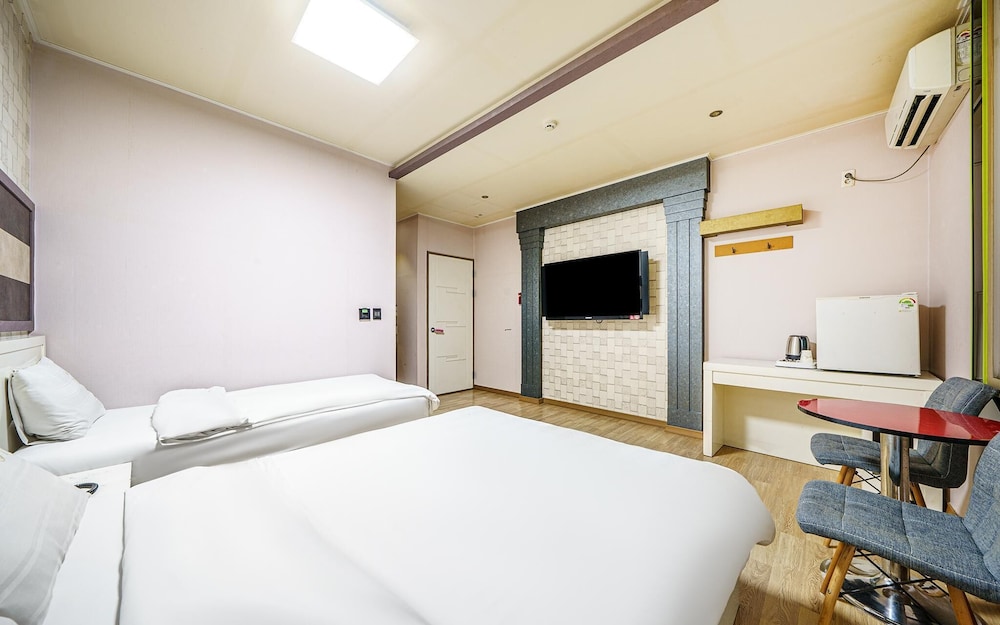 Room (Twin) - Photo 3