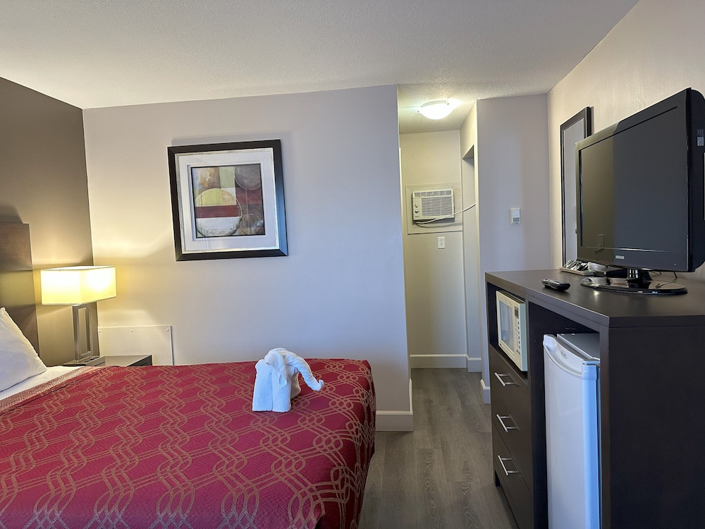 Standard Room, 1 Queen Bed, Non Smoking - Photo 7