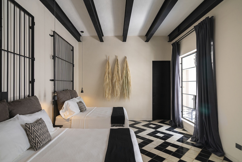 Luxury Room, 2 Queen Beds, Courtyard View, Ground Floor photo 2