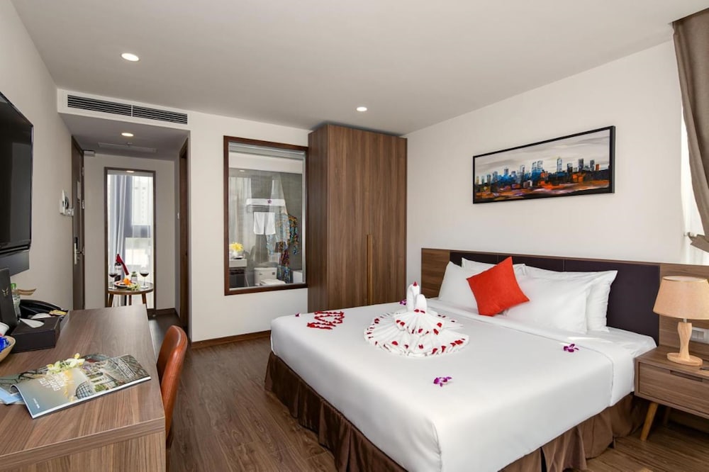 Suite with Bathtub - Photo 2
