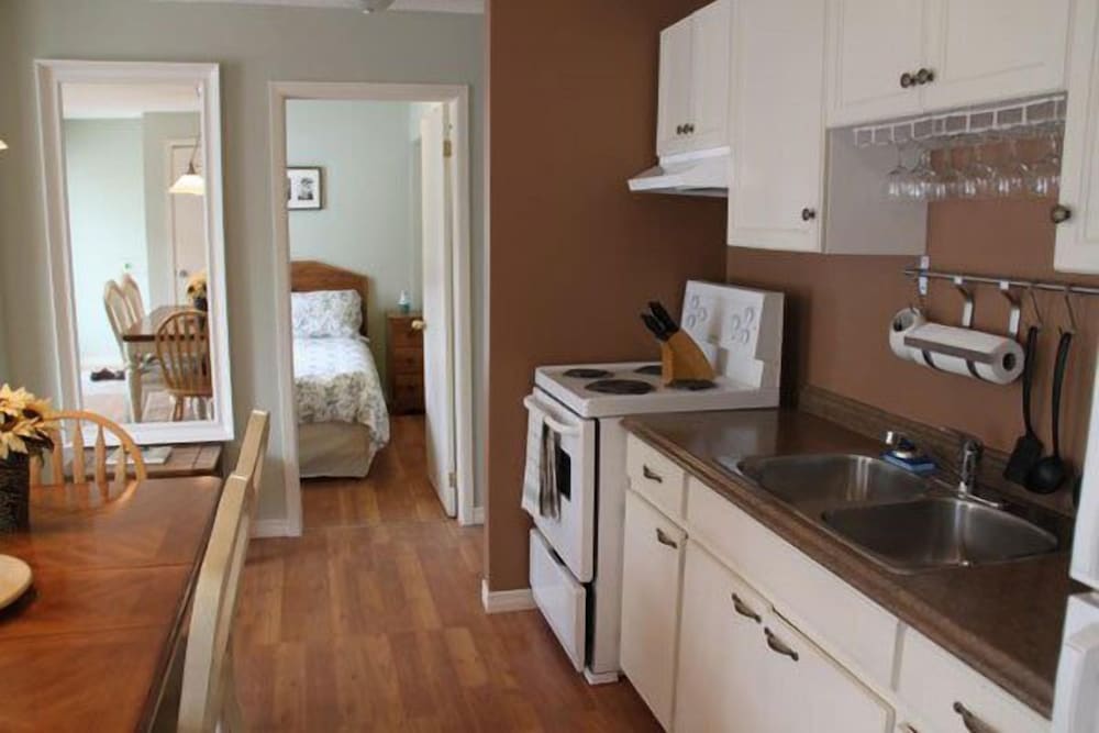 Cottage 1, 3 Bedrooms, 4 Queen Beds with Sofa bed, Kitchen photo 1