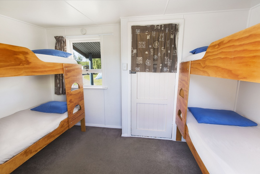 Backpacker Sleeps 4 (with shared bathroom) photo 1