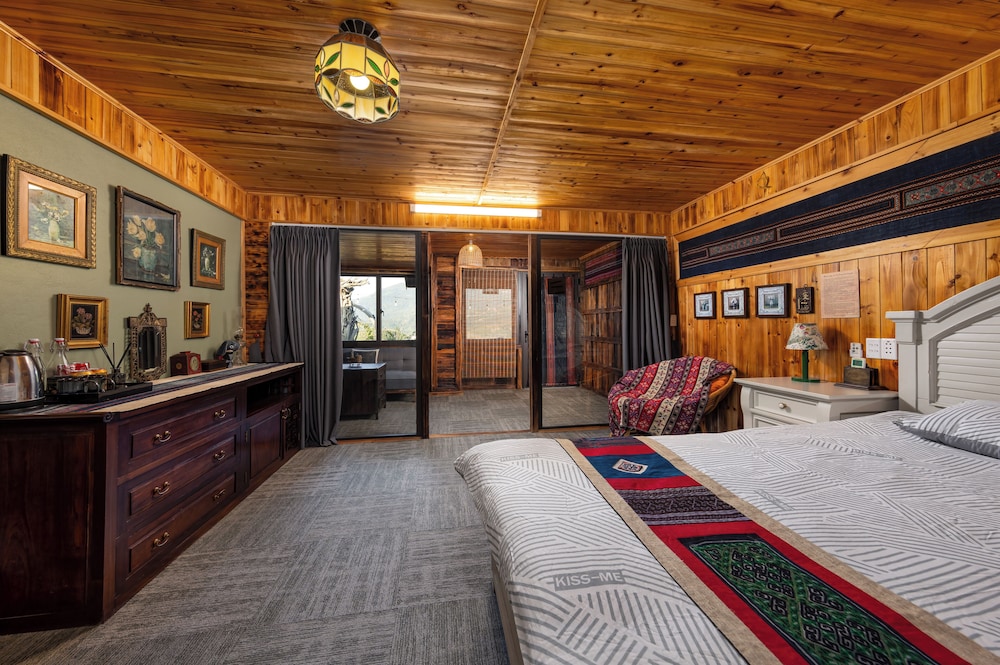Deluxe Room, Bathtub, Mountain View
