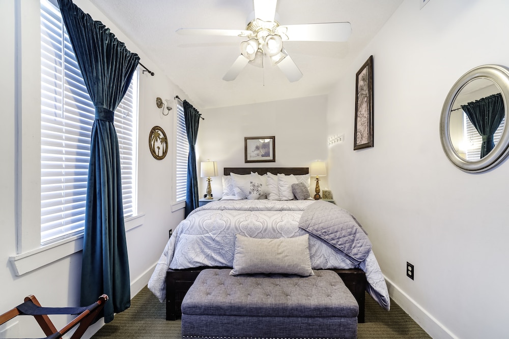 Standard Room, 1 Queen Bed ( (5, 6, 8, 12, 16))