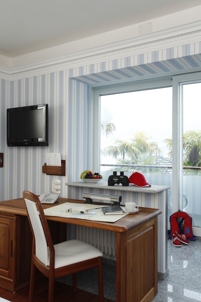 Standard Double Room, Partial Lake View (Maritime Style) photo 2