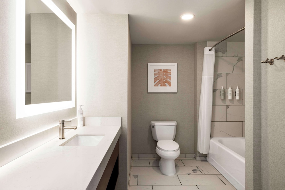 Oceanfront, 2 Queen Beds, 1 Sofa Bed, Bathtub, Floors 3-4 - Photo 6