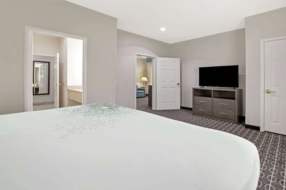 Deluxe Suite, 1 King Bed, Non Smoking (Family Suite) - Photo 1