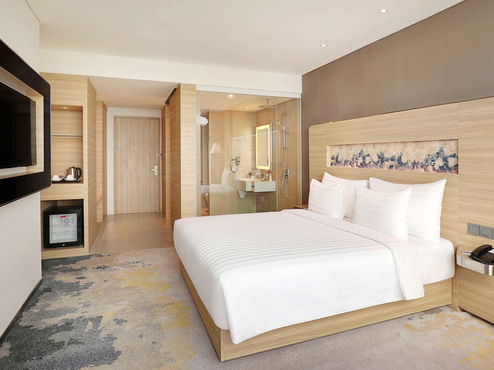 Superior Room, 1 King Bed photo 3