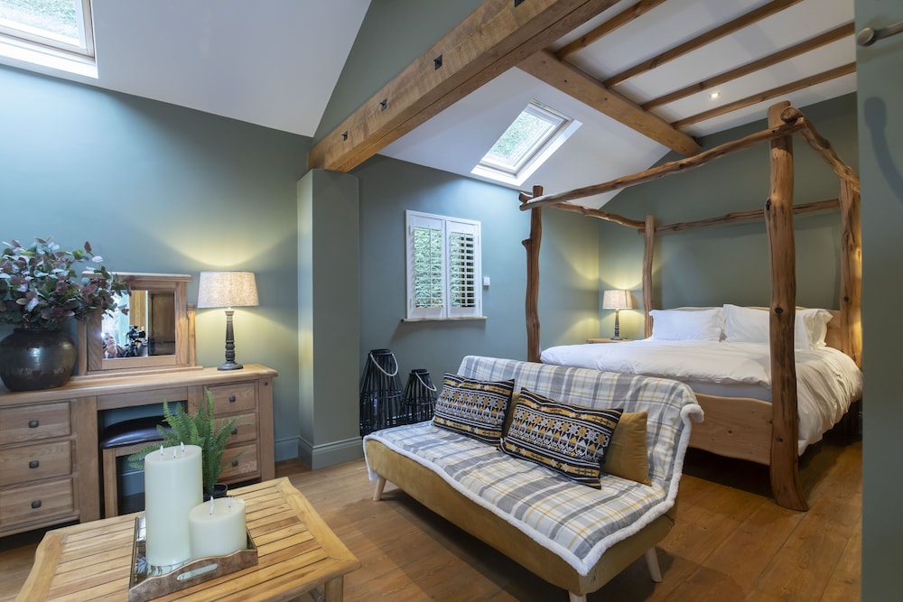 Honeymoon Studio Suite, 1 King Bed with Sofa bed, Refrigerator photo 3