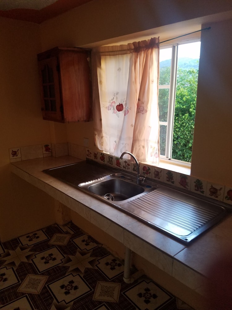 Basic House photo 2
