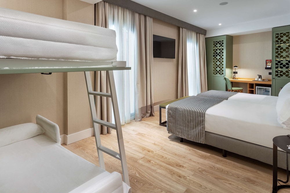 Premium Quadruple Room (2 Adults + 2 Children) - Photo 1