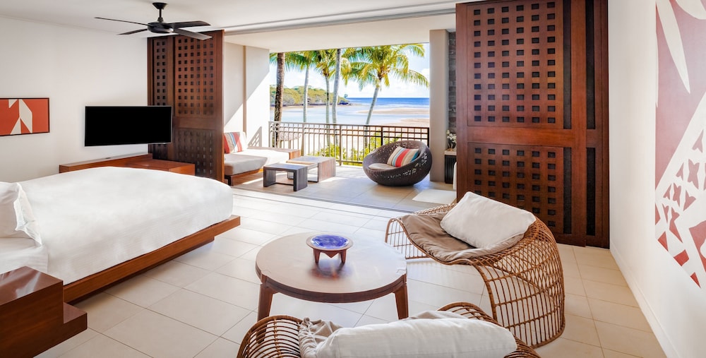 Room, 1 King Bed, Balcony, Beachfront photo 1