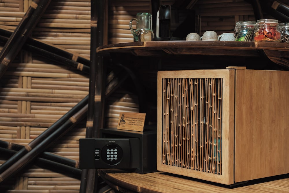 Kingfisher House - One Bedroom Bamboo Design thumbnail 5