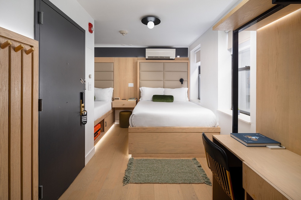 Majestic Midtown Escape: 2 Queens thumbnail 5