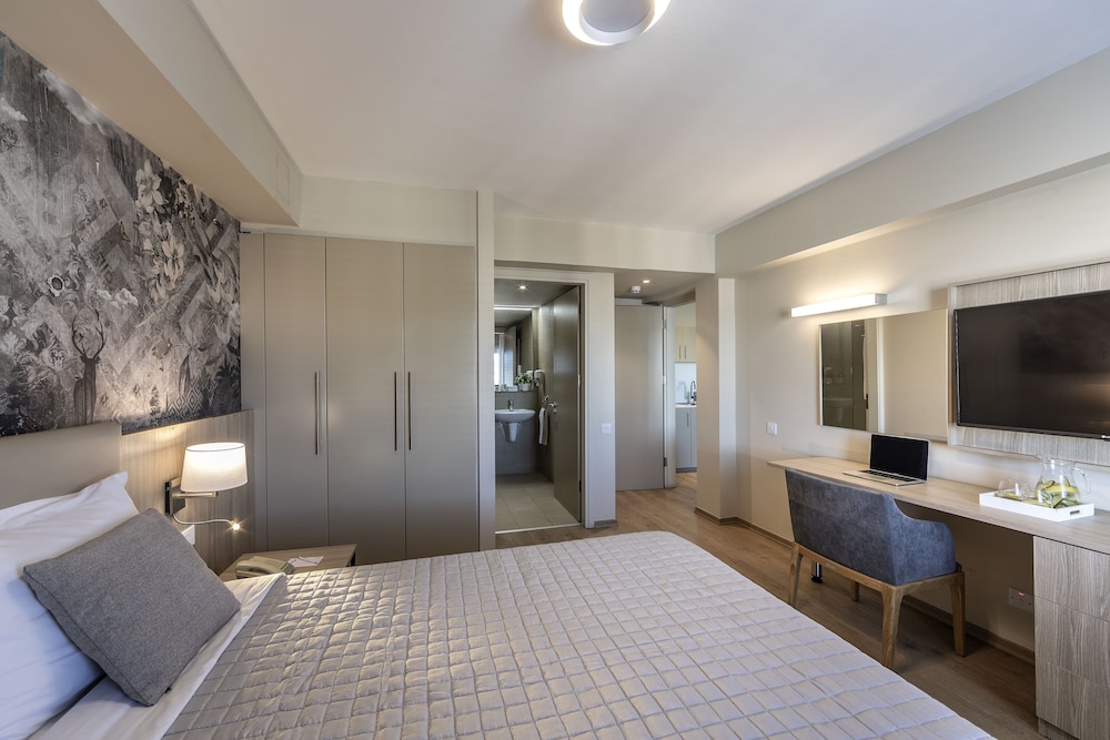 Deluxe Suite, 1 Queen Bed - Photo 12