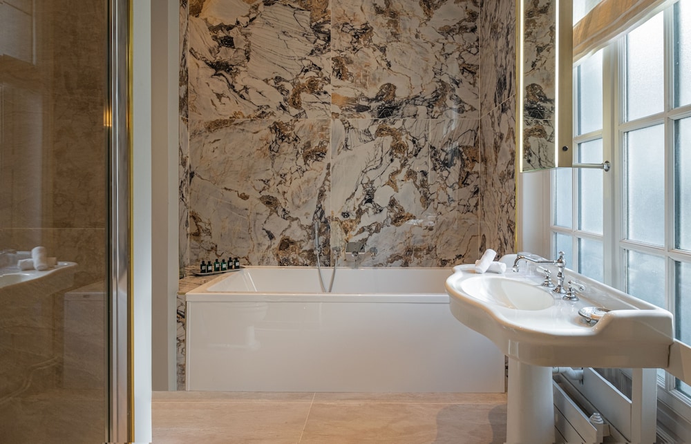 Executive Double Room thumbnail 6