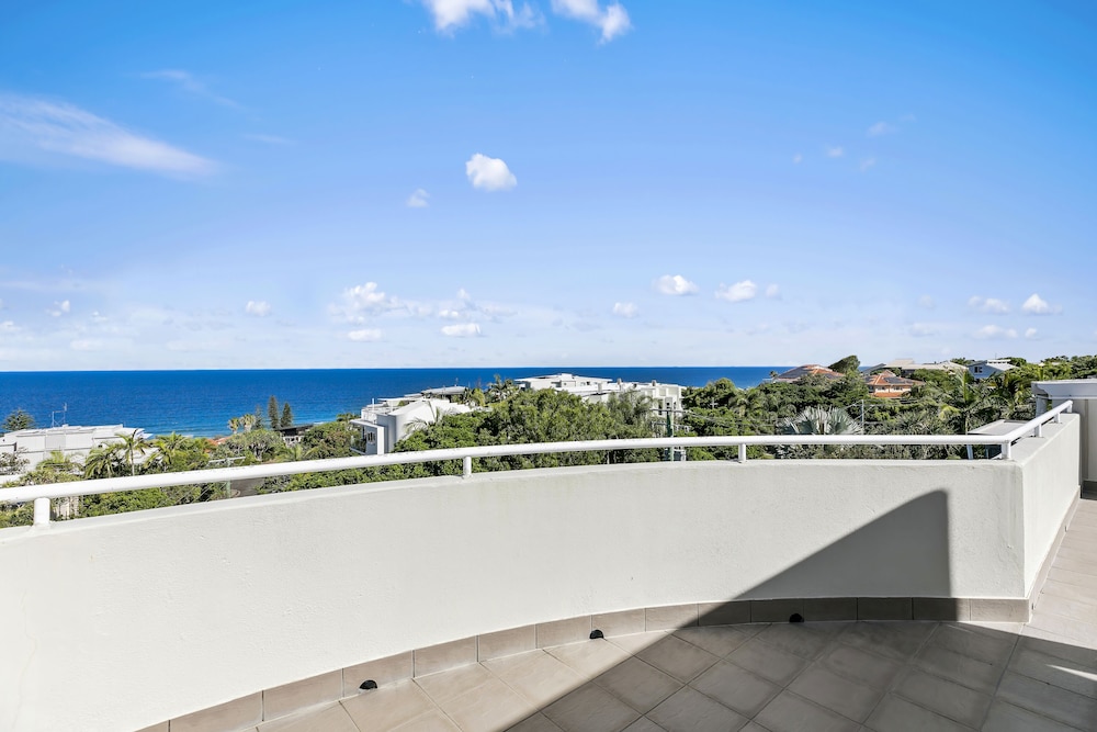 3 Bedrooms Panoramic Ocean View Top Level Middle