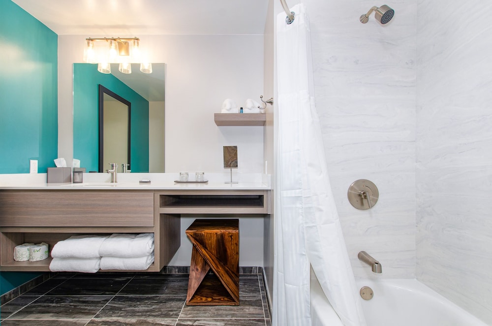 Standard Room, 2 Queen Beds (Deluxe 2 Queen with Tub/Shower combo)