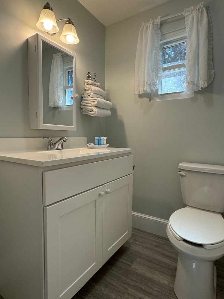 Classic Cottage, 1 Queen Bed, Kitchen photo 3