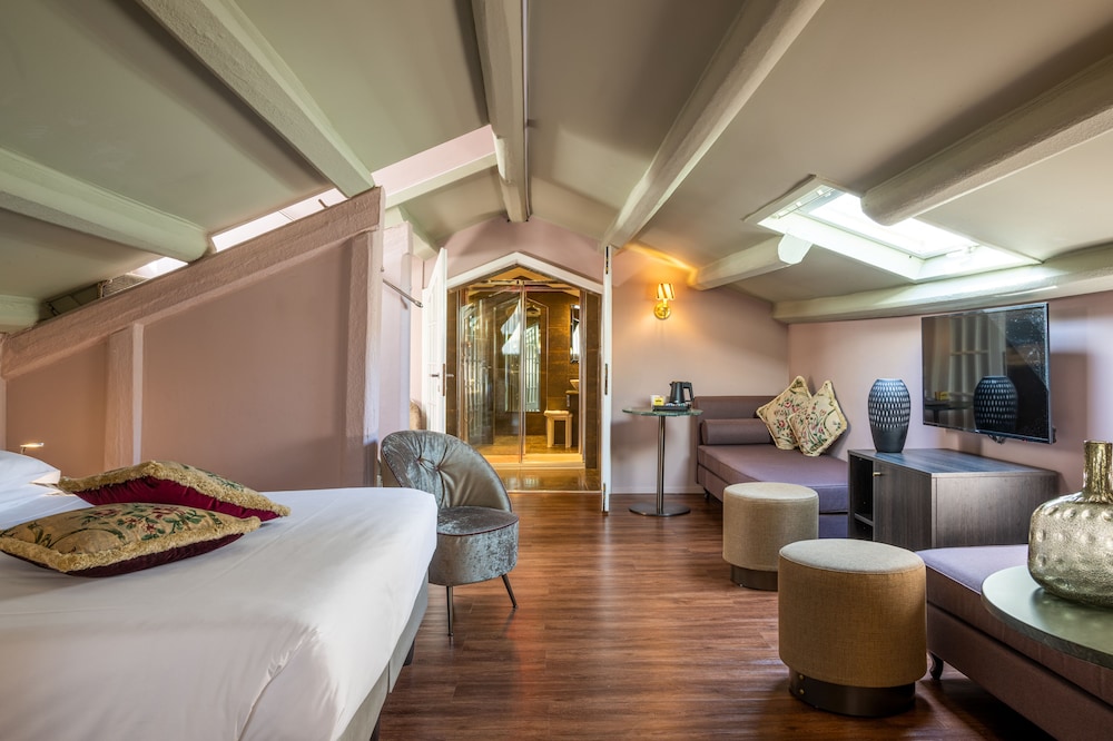 Deluxe Room (12 steps to climbe to the room) photo 1