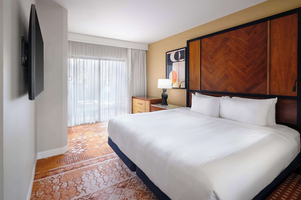 Suite, 1 King Bed, Bathtub (Mobility, Hearing) - Photo 2