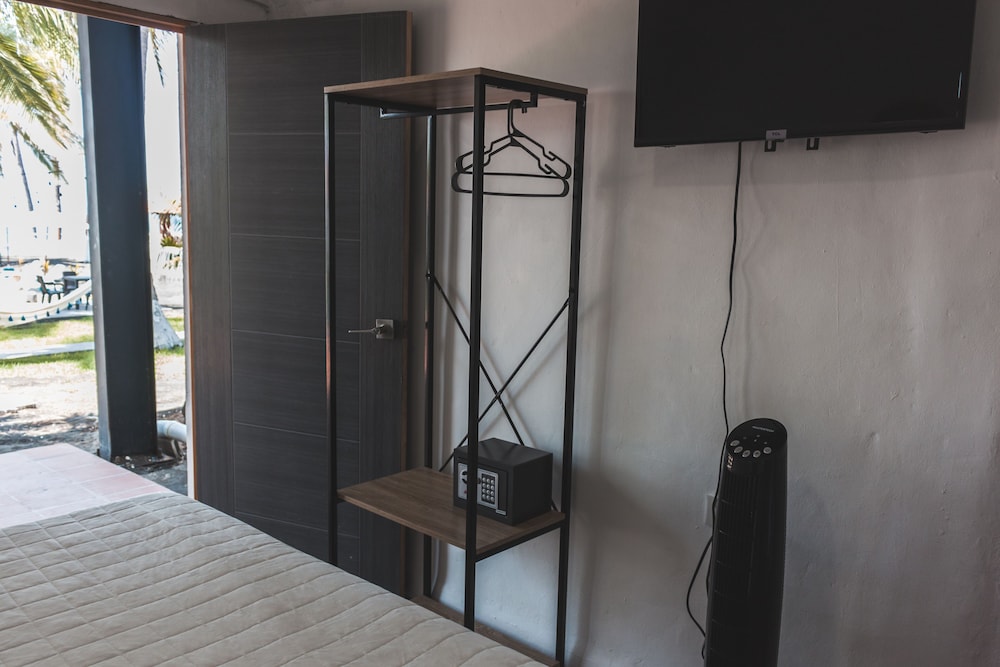 Comfort Single Room, 1 Queen Bed, Private Bathroom, Beach View photo 3