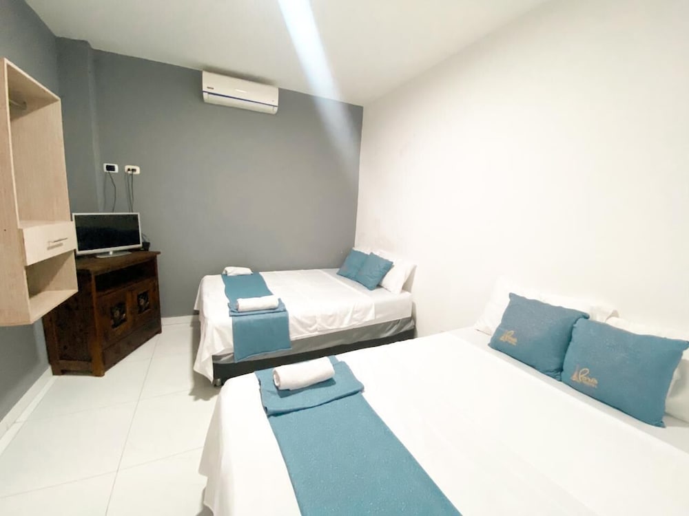 Quadruple Room, 2 Queen Beds, Non Smoking