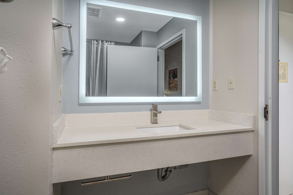 Standard Room, 1 King Bed, Accessible, Jetted Tub photo 3