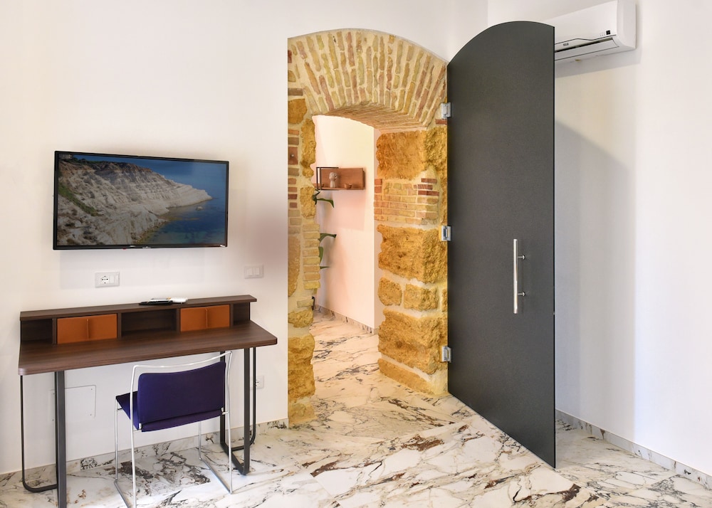 Deluxe Apartment, 1 Bedroom, Annex Building - Photo 3
